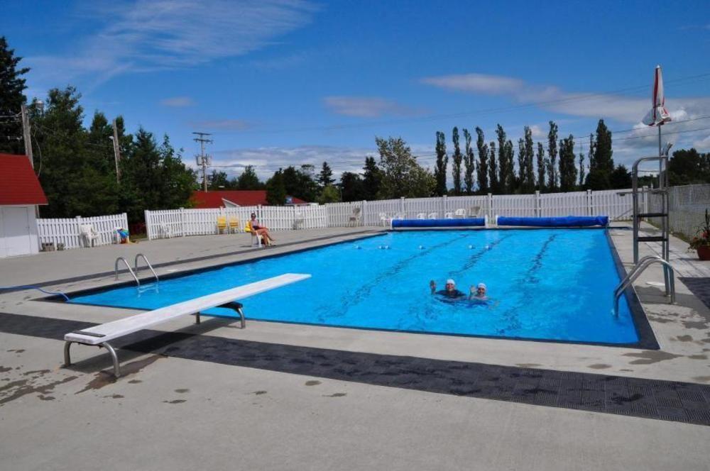 Отель Camping & Chalets De La Demi-Lieue Сен-Жан-Пор-Жоли Экстерьер фото