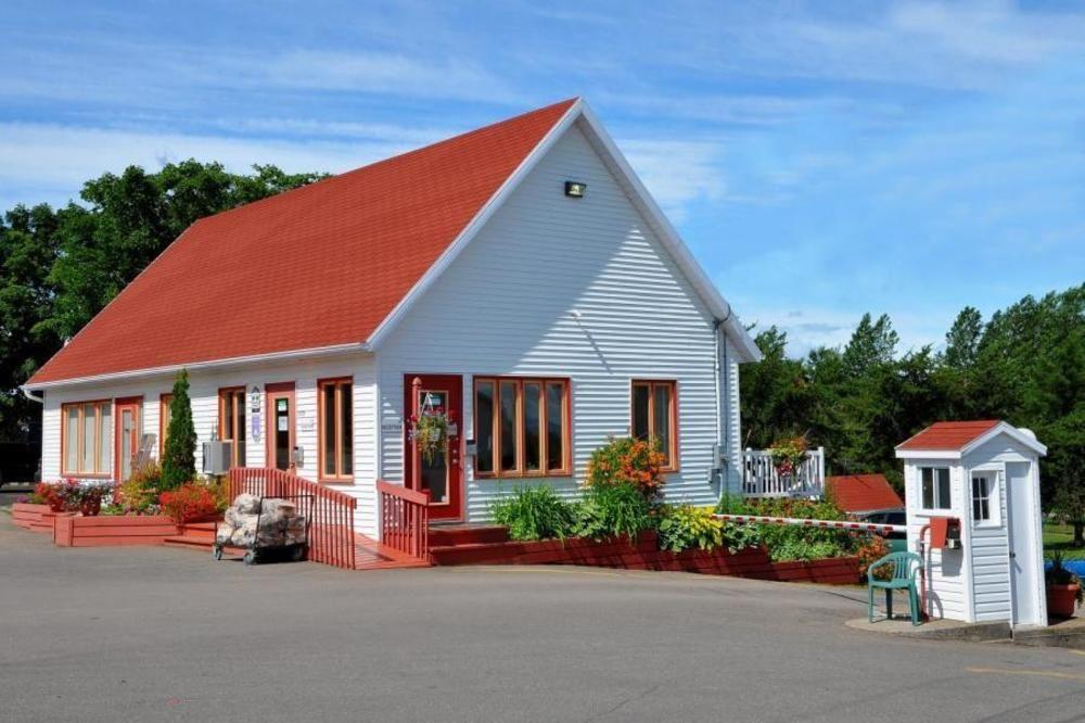 Отель Camping & Chalets De La Demi-Lieue Сен-Жан-Пор-Жоли Экстерьер фото