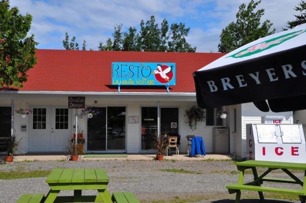 Отель Camping & Chalets De La Demi-Lieue Сен-Жан-Пор-Жоли Экстерьер фото