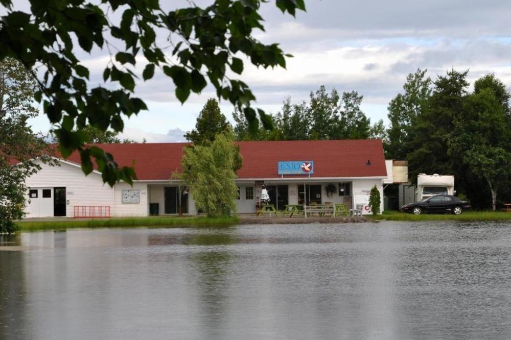 Отель Camping & Chalets De La Demi-Lieue Сен-Жан-Пор-Жоли Экстерьер фото
